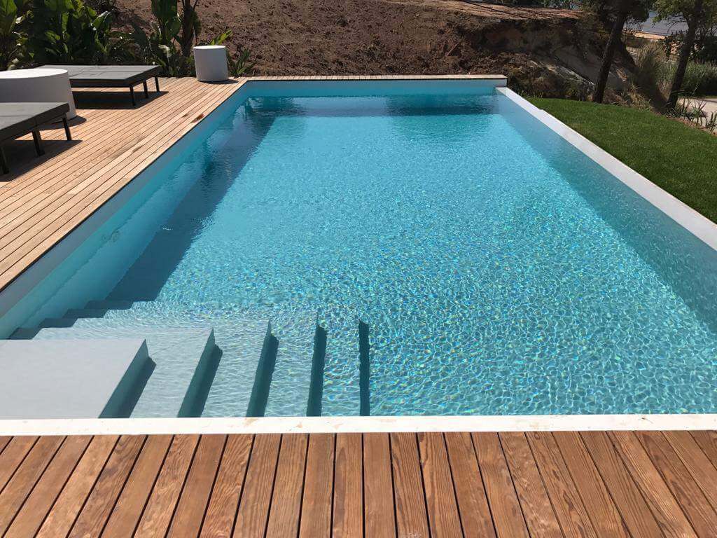 Estudio de viabilidad y normativa local para construcción de piscina