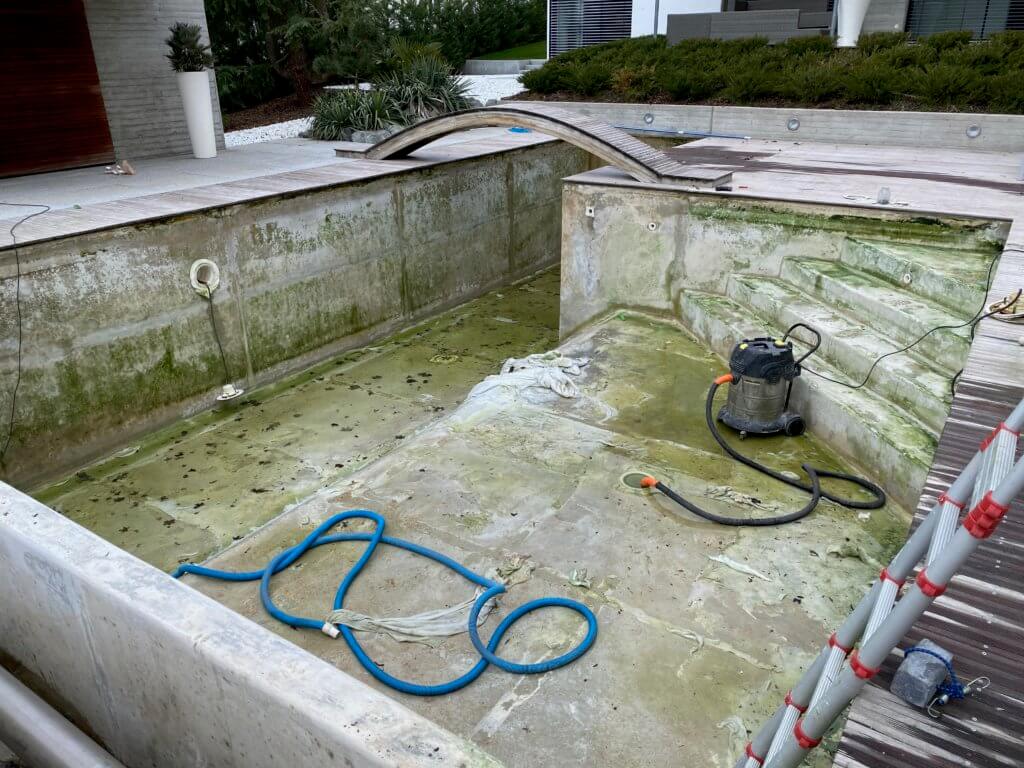 Choque de cloración para puesta a punto de piscina