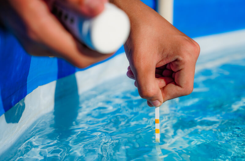 Mantenimiento mensual de piscina con control de pH y cloro