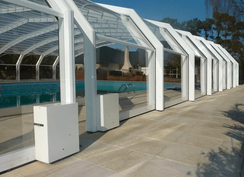Cubierta plana motorizada con tarima móvil sobre piscina