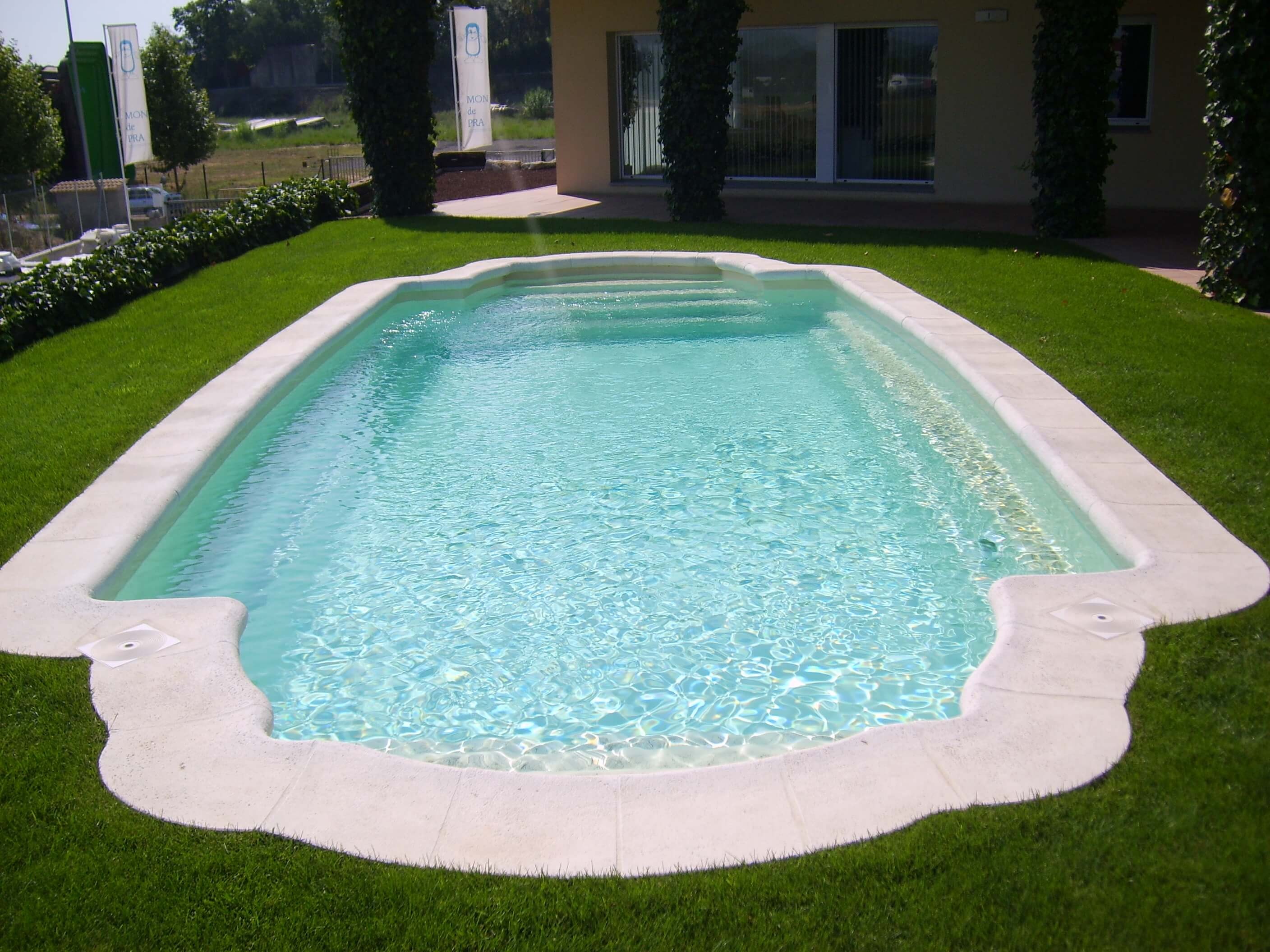 Piscina prefabricada de poliéster instalada en jardín