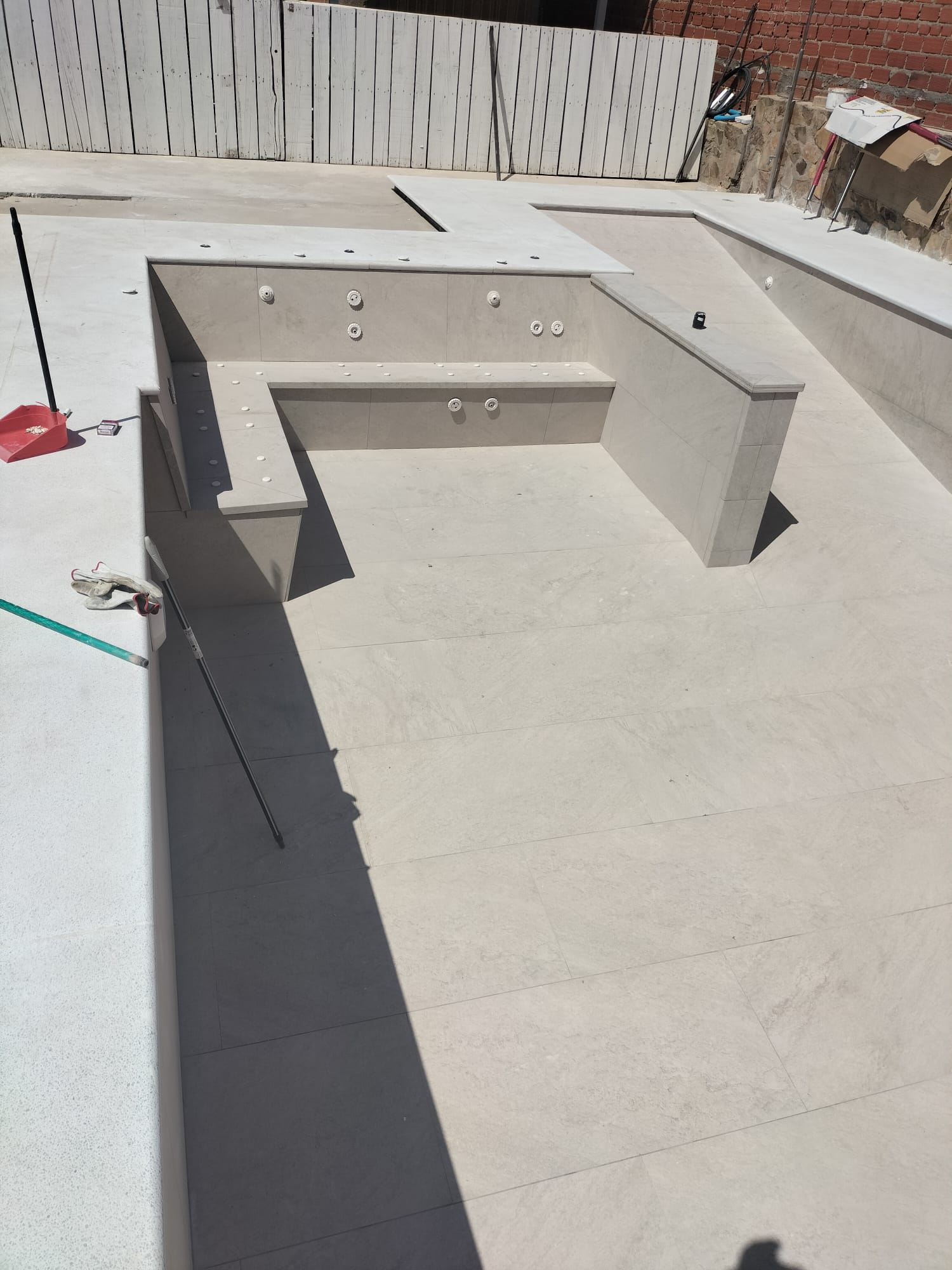 Reforma integral de piscina con cambio de revestimiento