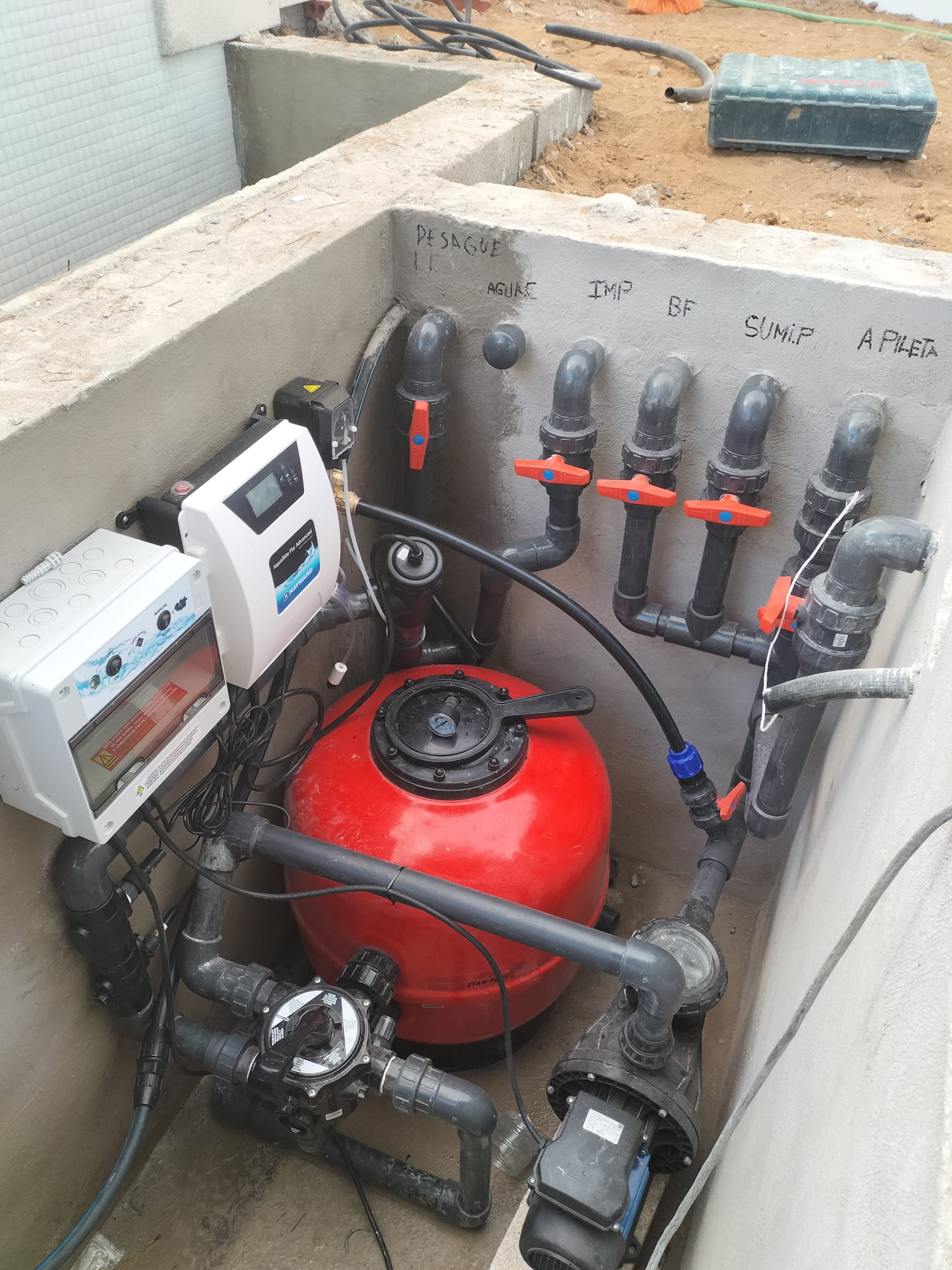 Sala técnica de piscina con bomba y filtros modernizados