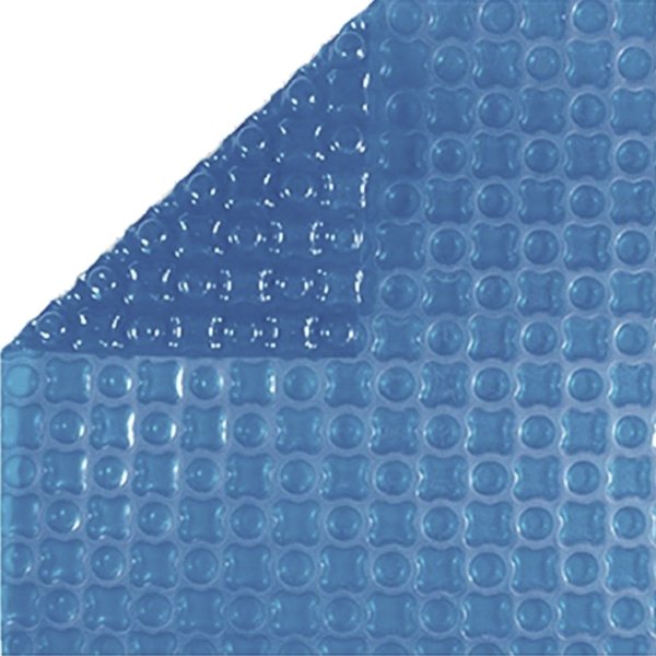 Manta térmica solar enrollada sobre piscina
